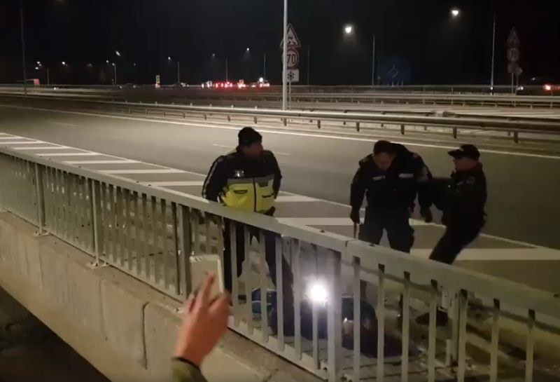 Полицаи бият протестиращ мъж на магистралата, жандармеристи бутат един от полицаите ВИДЕО