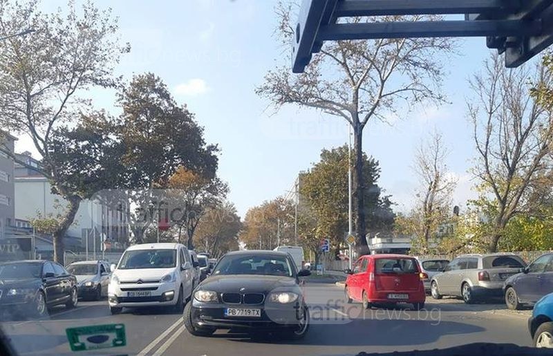 Жена с БМВ се заби в насрещното на пловдивски булевард, за да… не чака СНИМКА