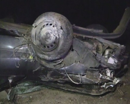 Бременнна жена се заби с колата си в стадо коне СНИМКИ