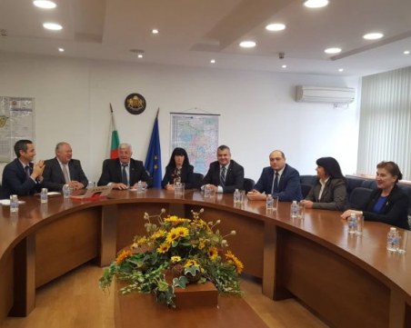 Дипломати, правещи добро, се събраха при губернатора на Световния ден на доброто СНИМКИ