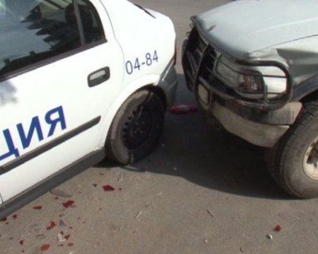 Мъж с 50 кримирегистрации блъсна патрулка и избяга