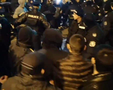 Напрежение между полицаи и протестиращи във Варна, за малко да се стигне до сблъсъци ВИДЕО