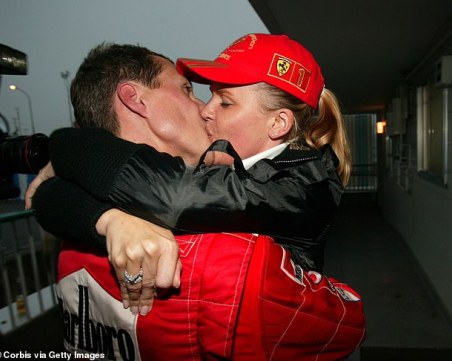 Съпругата на Шумахер загатна за състоянието му СНИМКИ