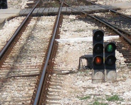 Стрелочник е починалият на релсите, бил е ударен