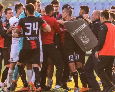 Узунов бесен след наказанията срещу Локо: Нашите играчи сами ли се биха?