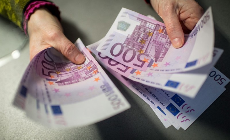 Мъж намери 95 хиляди евро в шкаф втора употреба