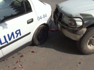 Мъж с 50 кримирегистрации блъсна патрулка и избяга