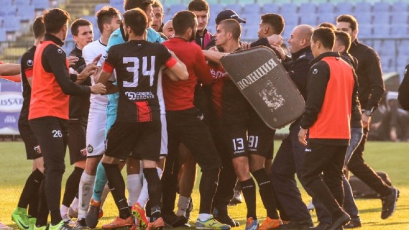 Узунов бесен след наказанията срещу Локо: Нашите играчи сами ли се биха?