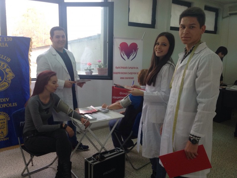 289 учители от Пловдив провериха кръвното си налягане и захарта СНИМКИ