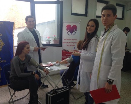 289 учители от Пловдив провериха кръвното си налягане и захарта СНИМКИ