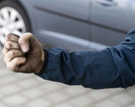 35-годишен пловдивчанин скочи да бие случаен минувач