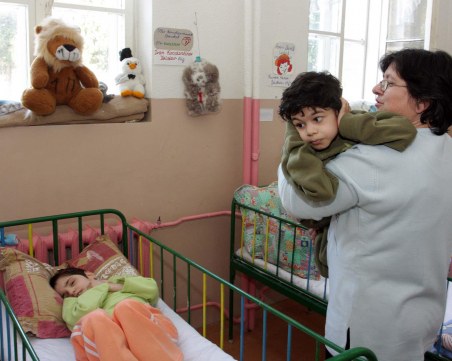 До 2021 извеждат от институциите останалите 680 деца! Закриват всички стари домове