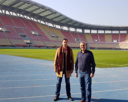 Иван Тотев гледа стадиона в Скопие, който може да е еталон за ремонта на ст. 