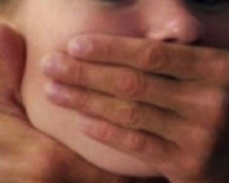 Мъж насили 7-годишната приятелка на внучката си