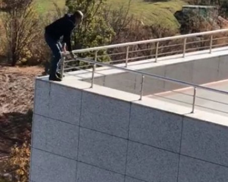 Мъж заплашва, че ще скочи от покрива на турския парламент ВИДЕО