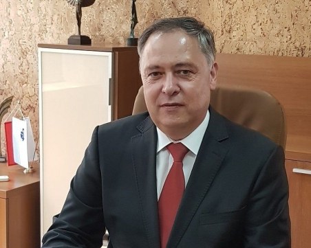 На мястото на ректора плагиат назначиха временно изпълняващ