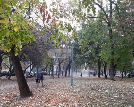 Духалки вдигат облаци прах по време на 