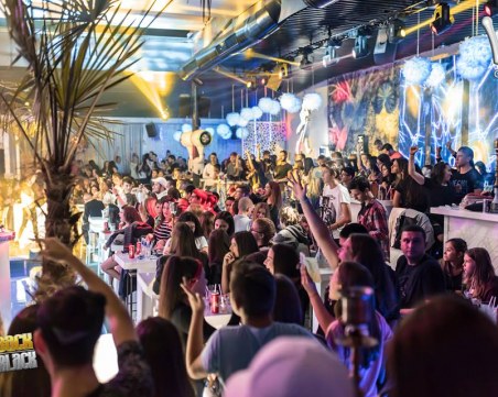 Тийнейджъри събориха W Club! Партитата продължават СНИМКИ