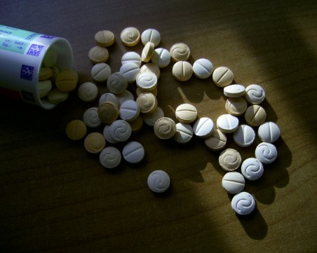 Спипаха младеж с амфетамин в двор на училище в Стамболийски