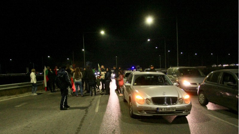 Протестите продължават! Отново блокираха магистрала “Люлин“