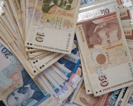 Българинът харчи все повече за данъци, развлечения и транспорт