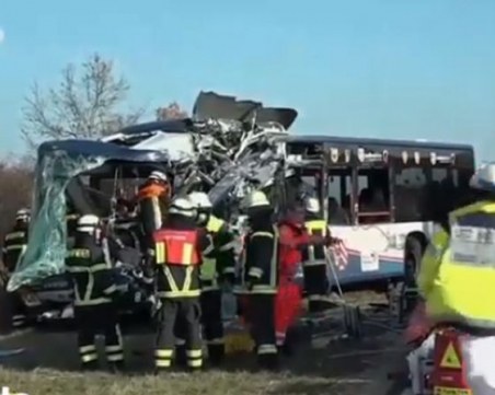 Челна катастрофа между два ученически автобуса, 40 души са ранени ВИДЕО