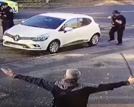 Мъж размаха меч на оживена улица, униформените го обезвредиха с изстрели ВИДЕО