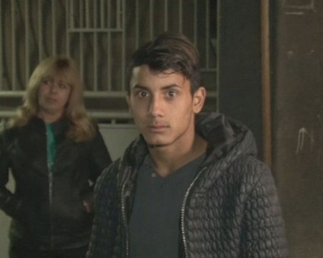 Охранител на училищен автобус обижда и бие деца