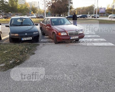 Пловдивчанин: Това е любимото място за паркиране на шофьорите в Тракия СНИМКИ