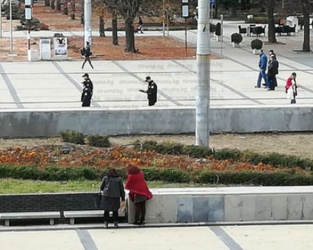 Полиция и жандармерия окупираха кръстовищата в Перник! Чакат помощ от София