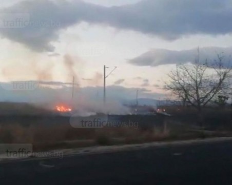 Пожар край Пловдив! Сухи треви горят край главен път, пожарната е на място СНИМКИ и ВИДЕО