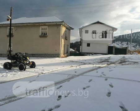 Само на 40 км от Пловдив: Бяла пелерина покри улици и къщи СНИМКА