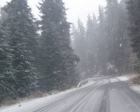 Сняг натрупа на прохода “Превала“