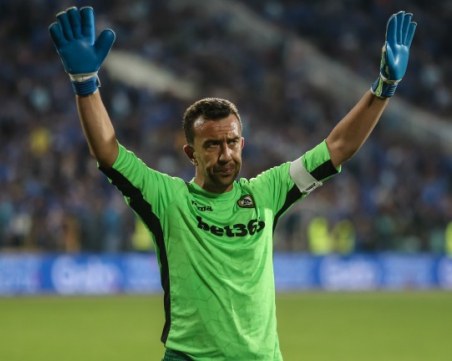 Български вратар влиза в историята след броени минути