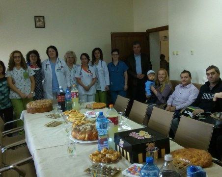 Бебета, родени преждевременно, и родители празнуват заедно с лекарите в УМБАЛ 