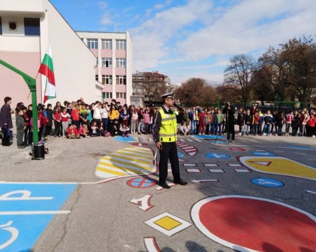 Под ритъма на танца инспектор Ботьо Гиргинов поведе деца през нова детска площадка СНИМКИ+ВИДЕО