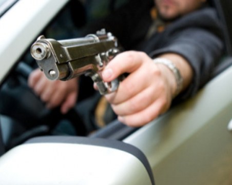 Изнервен шофьор е стрелял по протестиращите в Перник