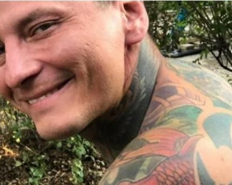 Одраха покойник и окачиха татуировките му на стената