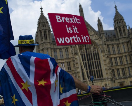 Пазарите във Великобритания се сринаха заради хаоса около Брекзит