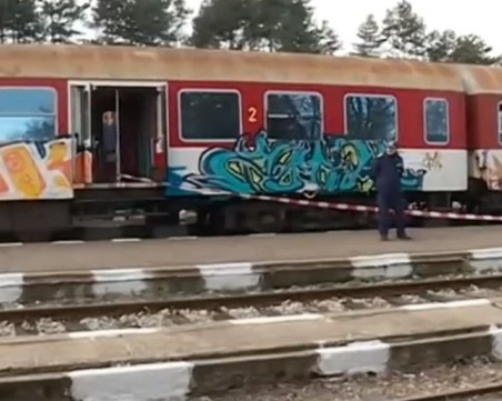 Песен на Преслава станала повод брат и сестра да намушкат с нож мъж във влака