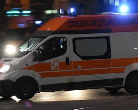 Шофьор забрави да спре на “Стоп“ и се натресе в кола, ранени са жена и 4-годишно дете