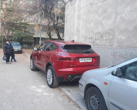 Собственикът на Ягуар, паркиран на тротоара: Освободих мястото веднага