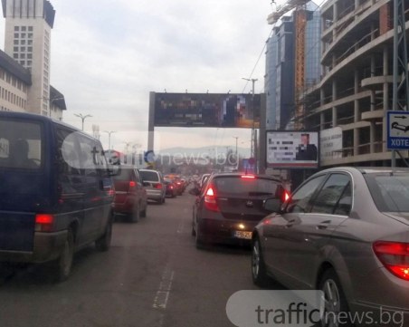Внимавайте на Панаирния мост днес! Махат дефектирала коледна украса