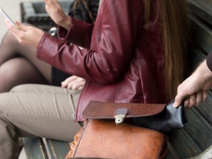Две момичета обраха жена в магазин на Главната улица
