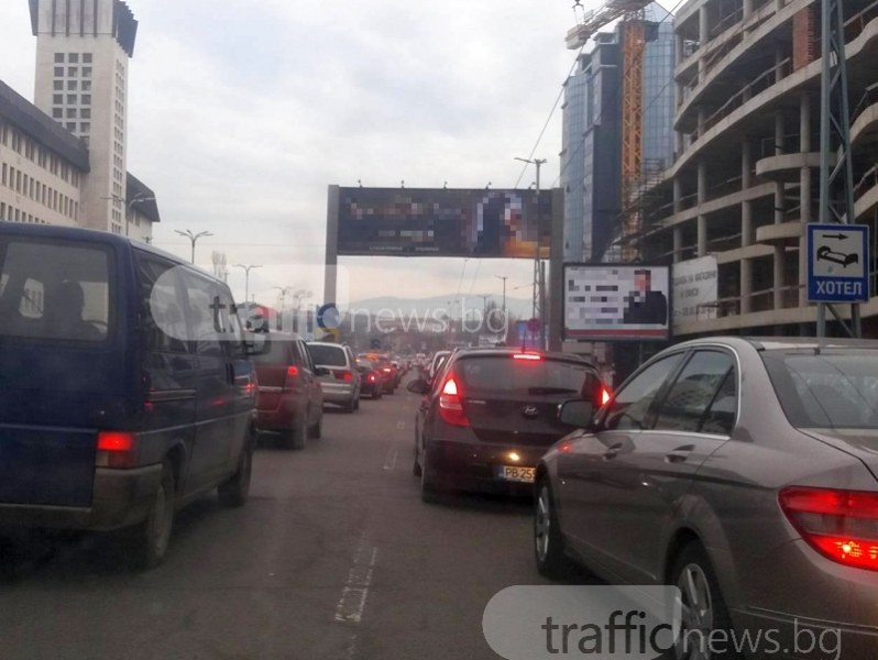 Внимавайте на Панаирния мост днес! Махат дефектирала коледна украса