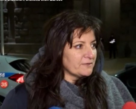 Черните знамена на майките са сменени със сиви шалове. Засега