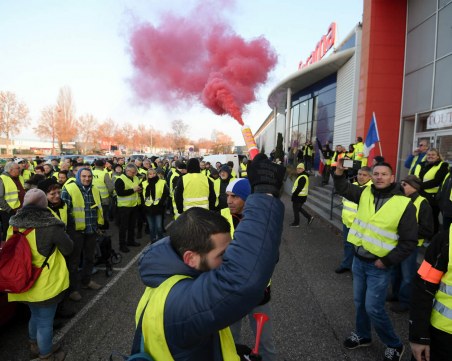 И във Франция скочиха срещу цените на горивата, трагедия беляза протестите