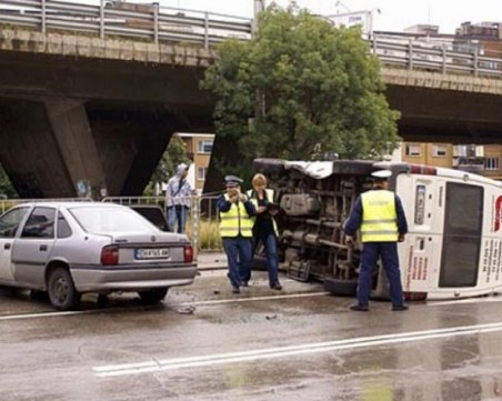 Маршрутка спря рязко, 50-годишен мъж е ранен
