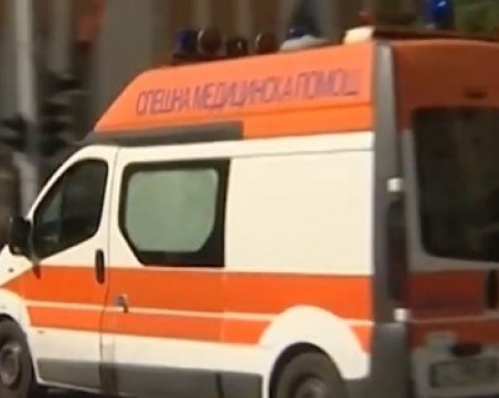 Млад мъж се обеси на входната врата на дома си