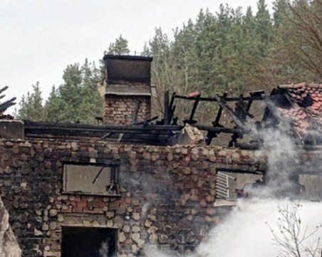 Семейство с 3-годишно дете и бременната му майка едва не изгоря през нощта